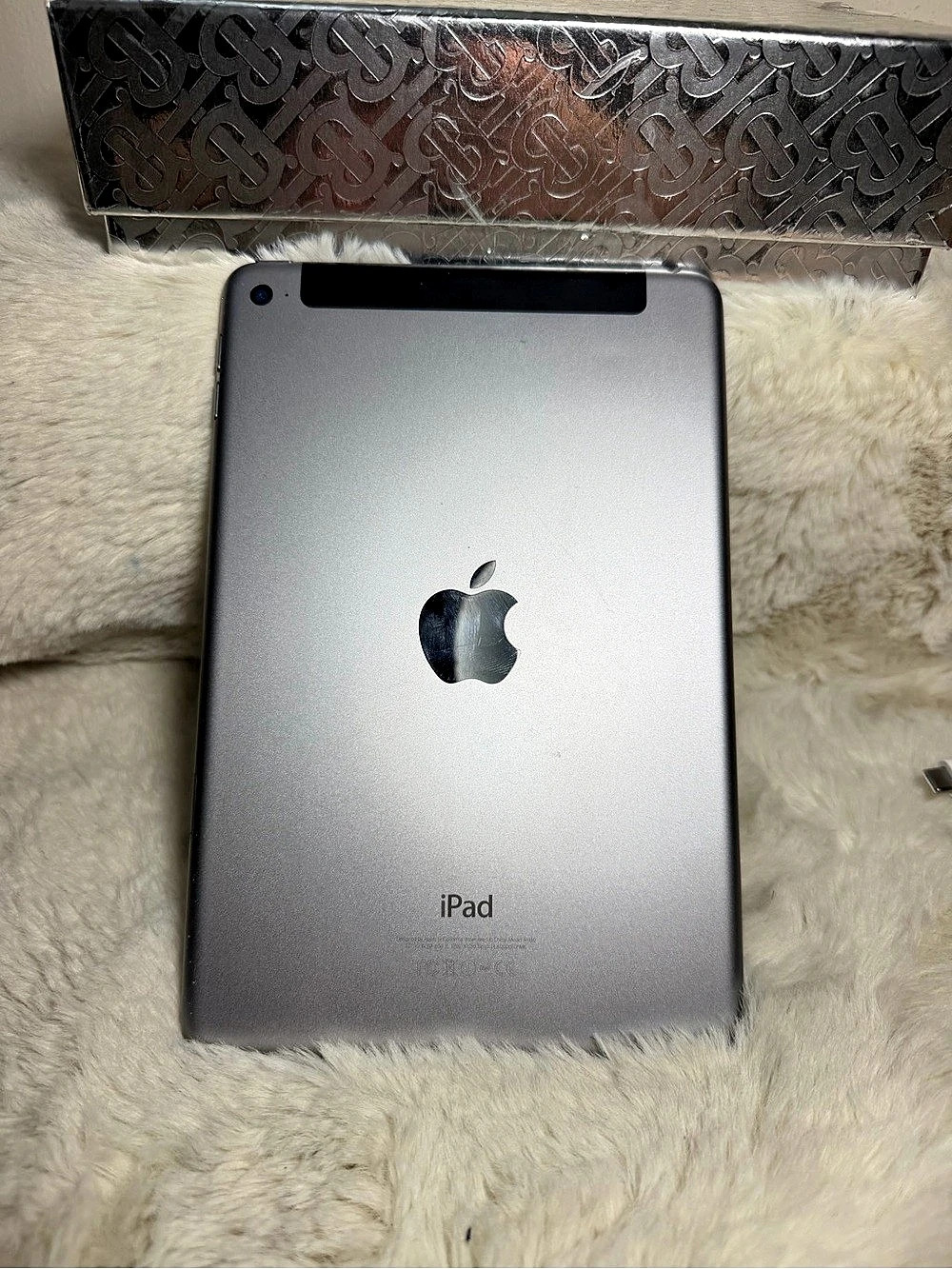 Apple ipad mini 4. Unlocked needs new battery